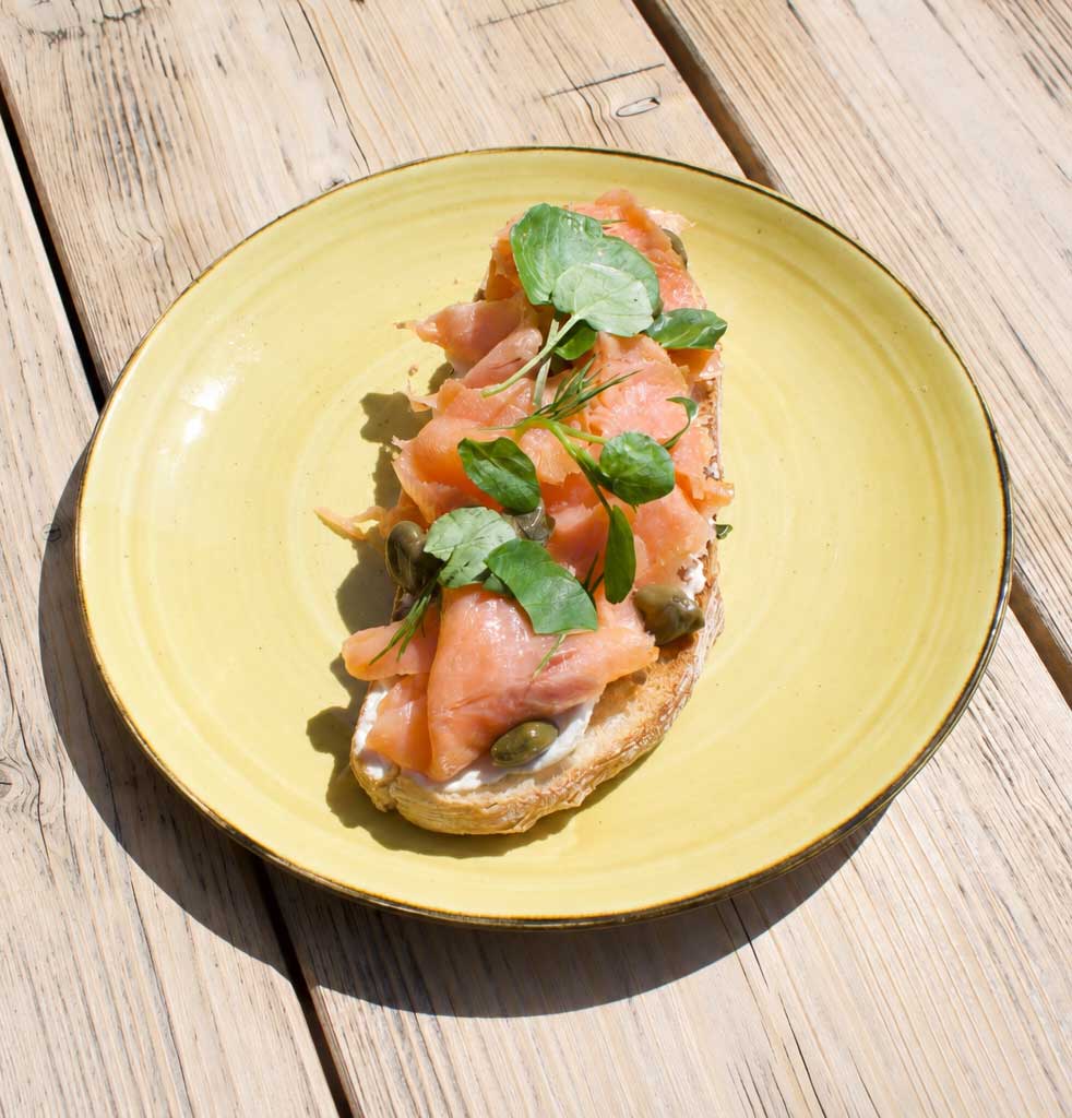 salmon-on-sourdough-de-koffie-pot